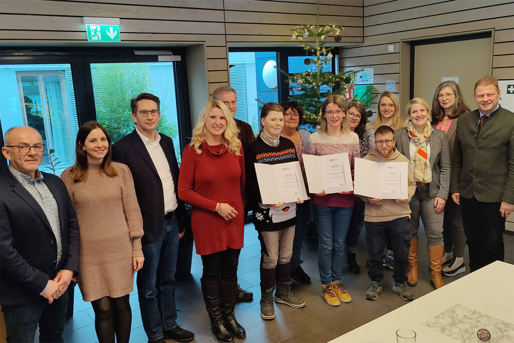 Drei Mitarbeiter der Stiftlandwerkstätten haben sich zum Assistent in der Kindertagesstätte qualifiziert