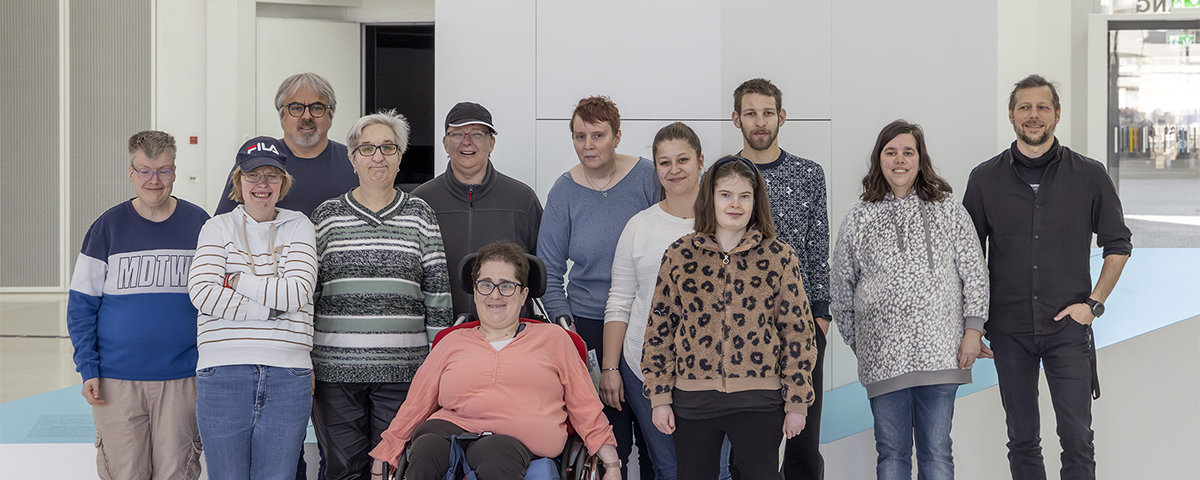 Ein Gruppenfoto der Prüfgruppe aus Mitterteich im Foyer des Hauses der Bayerischen Geschichte
