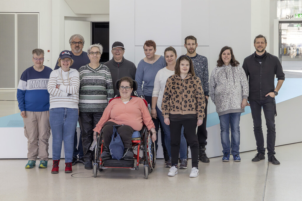 Gruppenfoto der Prüfgruppe aus Mitterteich im Foyer des Haus der Bayerischen Geschichte.