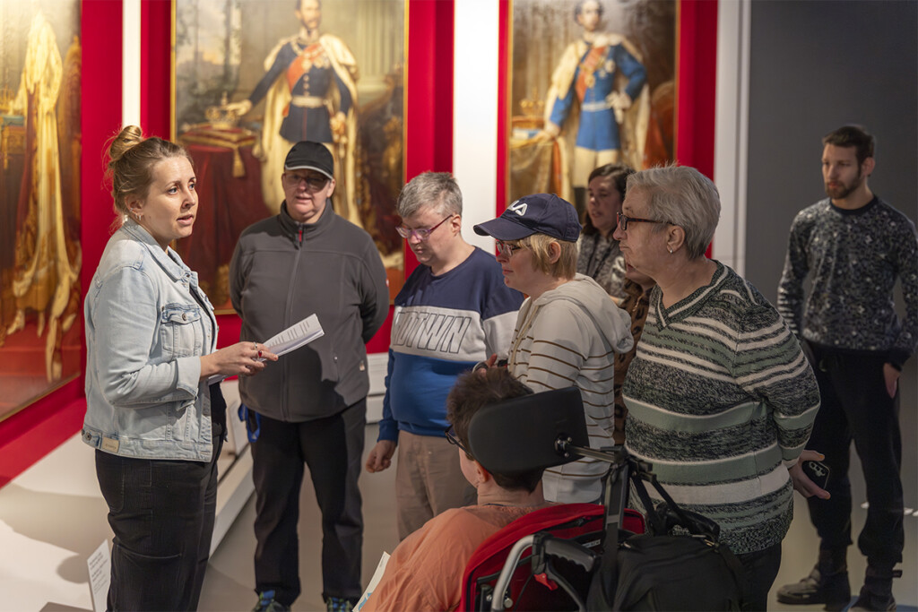 Die Gruppe während der Führung durch die Dauerausstellung im Haus der Bayerischen Geschichte.