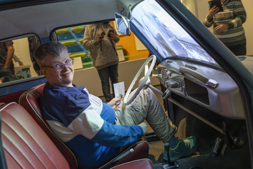 Ein Teilnehmer sitzt in einem historischen Auto.