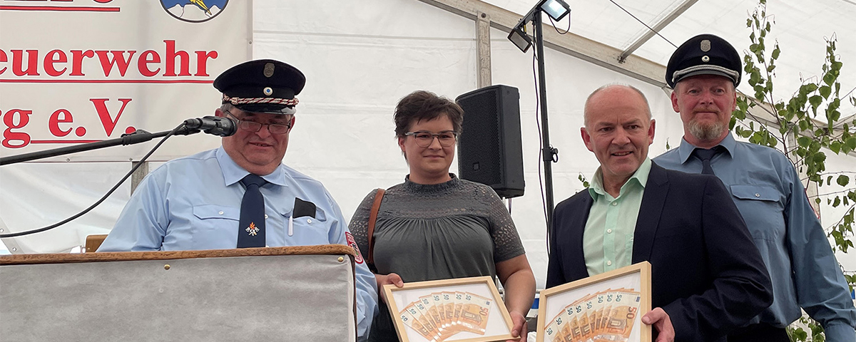 Hubert Schedl, Kathrin Zölch, Josef Waidhas und Andreas Zölch bei der Spendenübergabe.