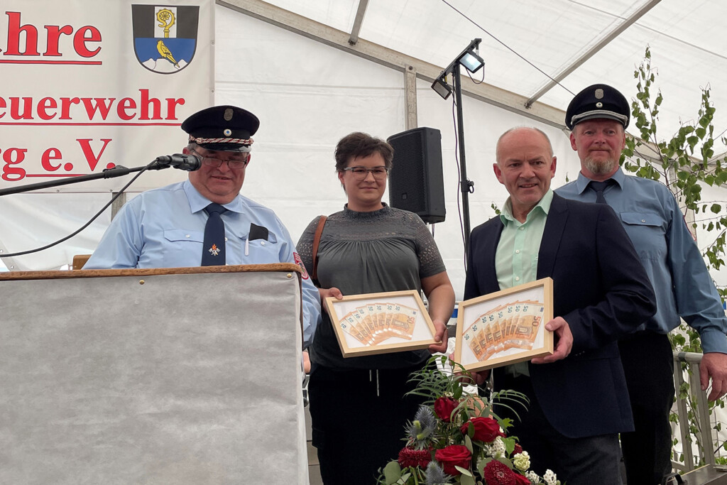 Hubert Schedl, Kathrin Zölch, Josef Waidhas und Andreas Zölch bei der Spendenübergabe.