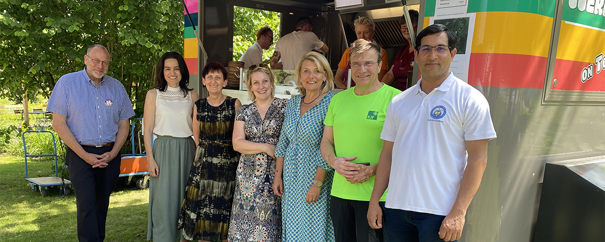 von links: Bernd Röhrl (Standortleiter Haus Hermannsberg), Katrin Kerscher (Leiterin des Kinderhauses Wiesent), Evi Feldmeier (Geschäftsführerin der KJF Werkstätten gGmbH), Melanie Eibl (Geschäftsführerin der KJF Werkstätten gGmbH), Bürgermeisterin Elisabeth Kerscher, Michael Eibl (Direktor der KJF), Pater Thomas