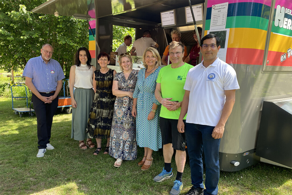 von links: Bernd Röhrl (Standortleiter Haus Hermannsberg), Katrin Kerscher (Leiterin des Kinderhauses Wiesent), Evi Feldmeier (Geschäftsführerin der KJF Werkstätten gGmbH), Melanie Eibl (Geschäftsführerin der KJF Werkstätten gGmbH), Bürgermeisterin Elisabeth Kerscher, Michael Eibl (Direktor der KJF), Pater Thomas