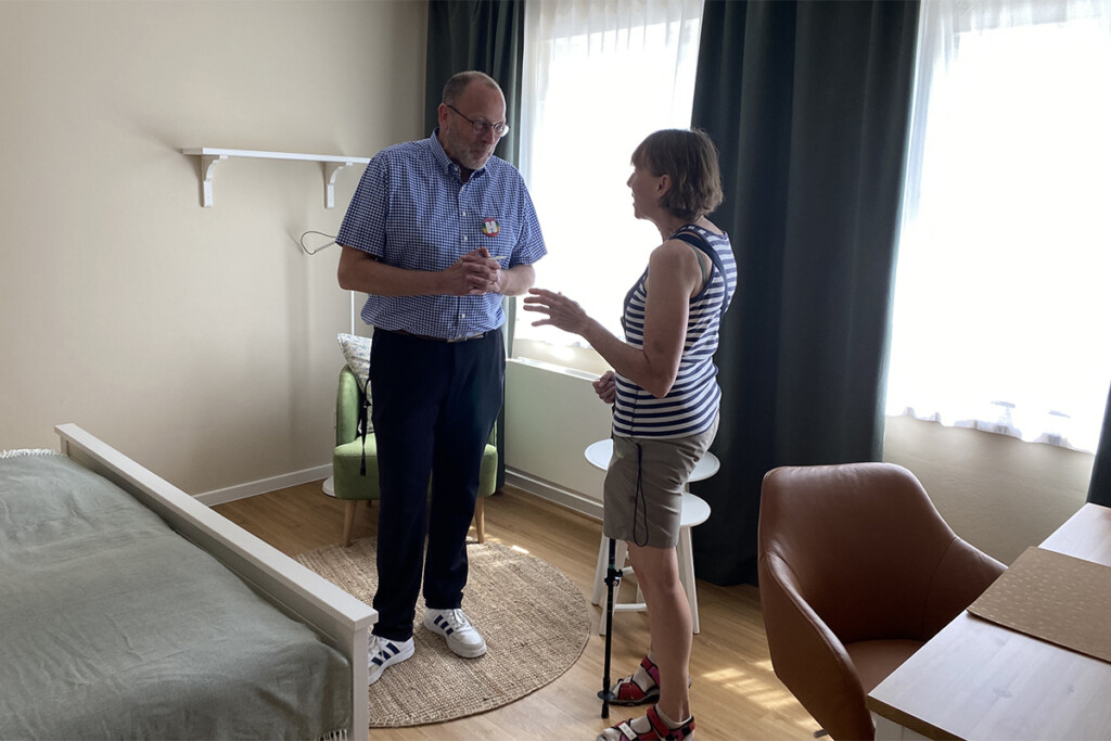 Bernd Röhrl und Werkstatträtin Erika Stelzl stehen in einem neuen Gästezimmer