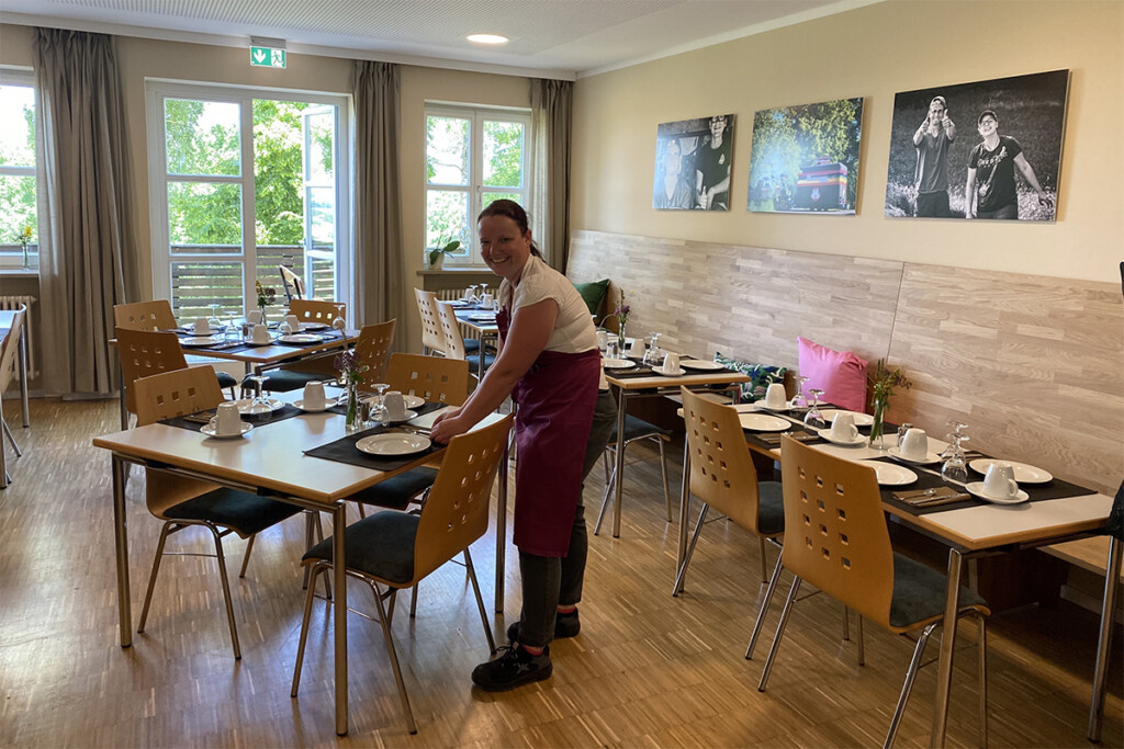 Eine Mitarbeiterin kümmert sich um den Gästebereich des Hermannsbergs.