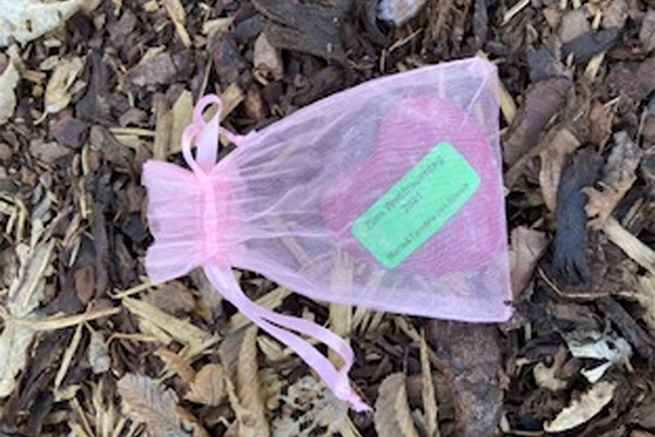 Das Herz aus Seife in einem rosa Täschchen.