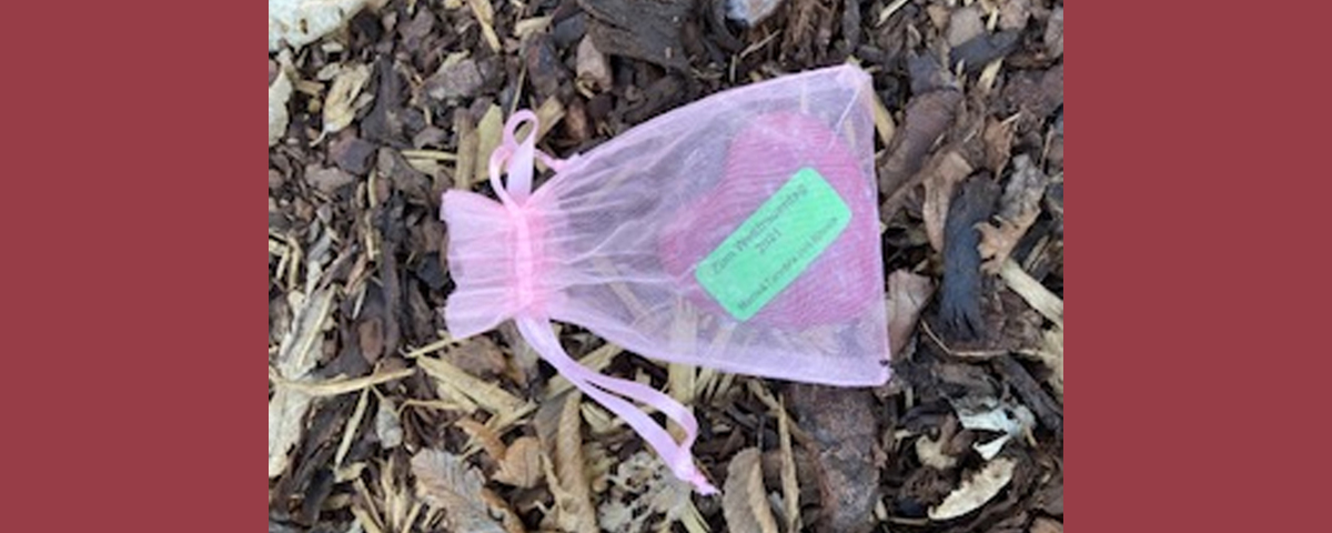 Das Geschenk zum Weltfrauentag ist ein Herz aus Seife.