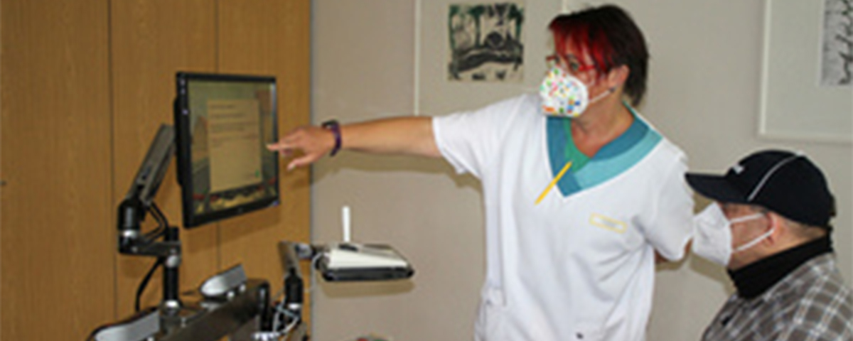 Es sind Herr F. und Mira Müller zusehen