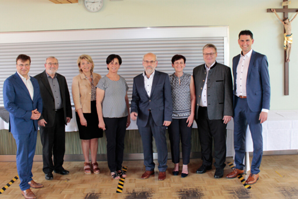 v.li.: Michael Eibl (Direktor der KJF), Franz Matok (Pfarrer der Gemeinde Wiesent), Elisabeth Kerscher (Bürgermeisterin der Gemeinde Wiesent), Rosi Deser (stellvertretende Landrätin Straubing-Bogen), Manfred Schmidt (Werkstättenleiter), Evi Feldmeier (Geschäftsführerin der Werkstätten), MdL Josef Zellmeier, Andreas Liebl (Bürgermeister Mitterfels). (Foto:Sebastian Schmid)
