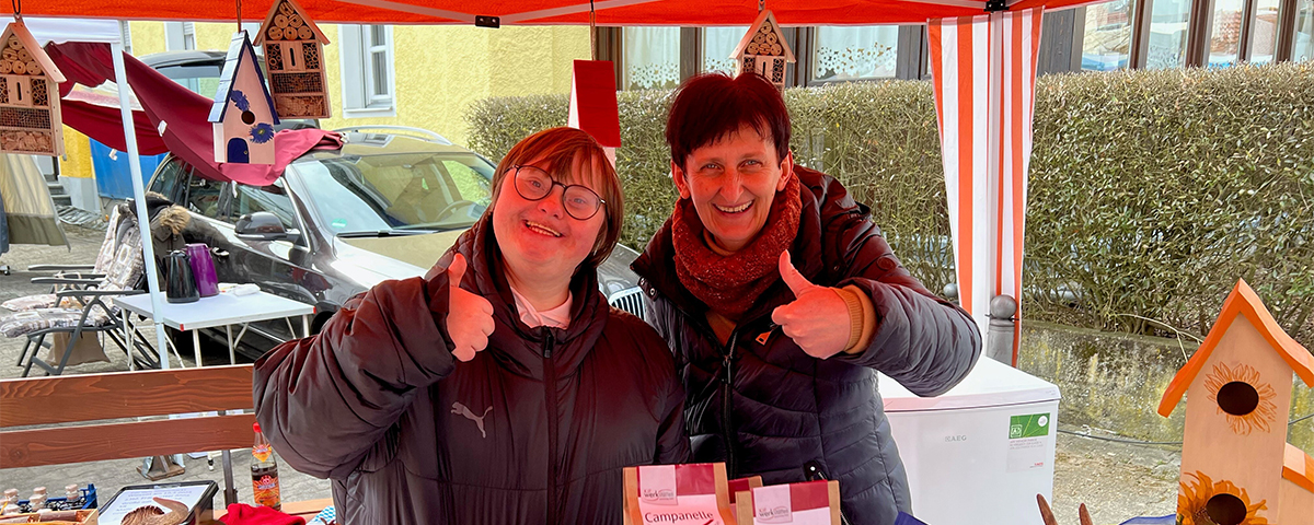 Standpersonal zeigt Daumen hoch