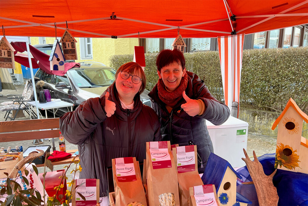 Standpersonal zeigt Daumen hoch