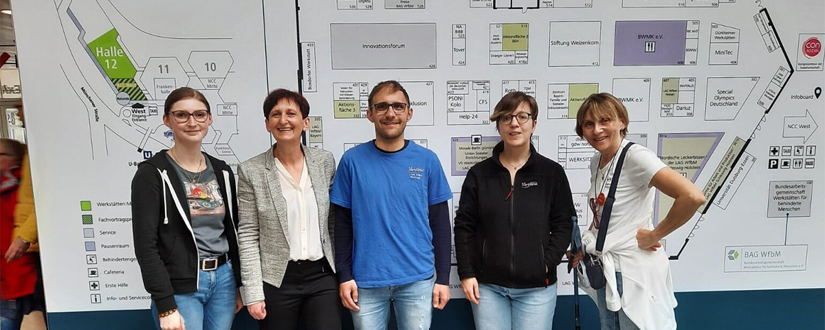 Gruppenfoto vor dem Messeplan