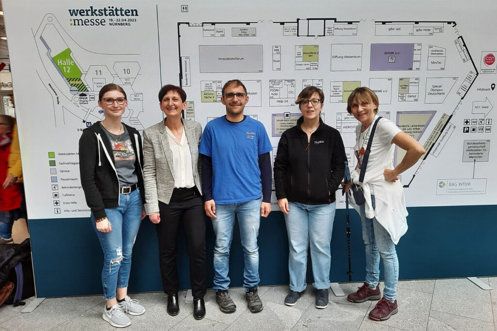 Gruppenfoto vor dem Messeplan