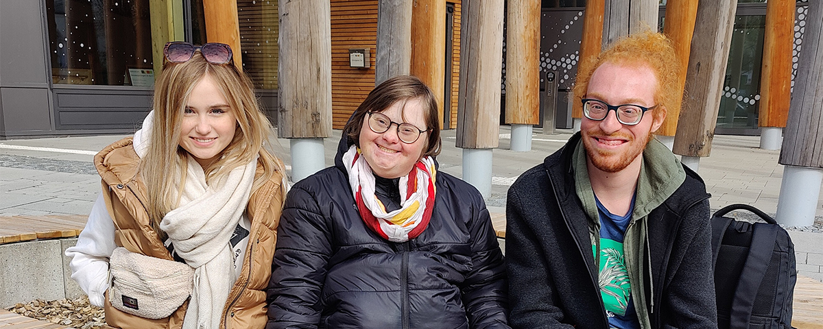 Gruppenfoto vor Museum