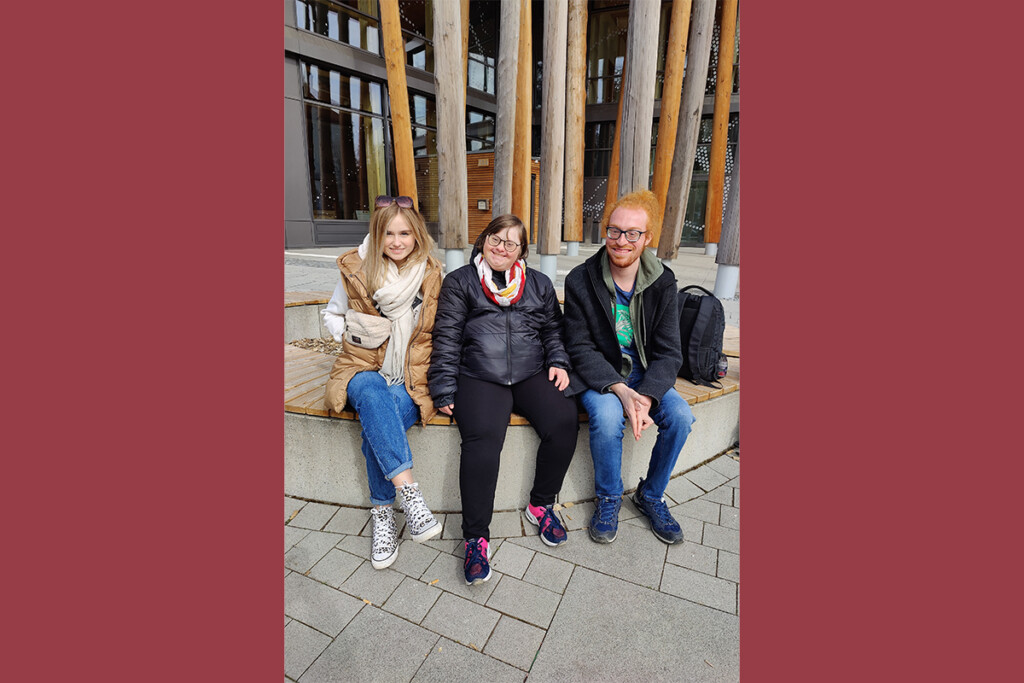Gruppenfoto vor Museum