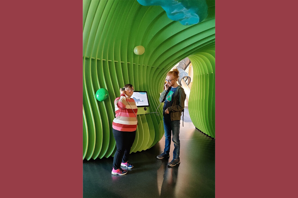 Zwei Personen hören Erklärtext im Museum