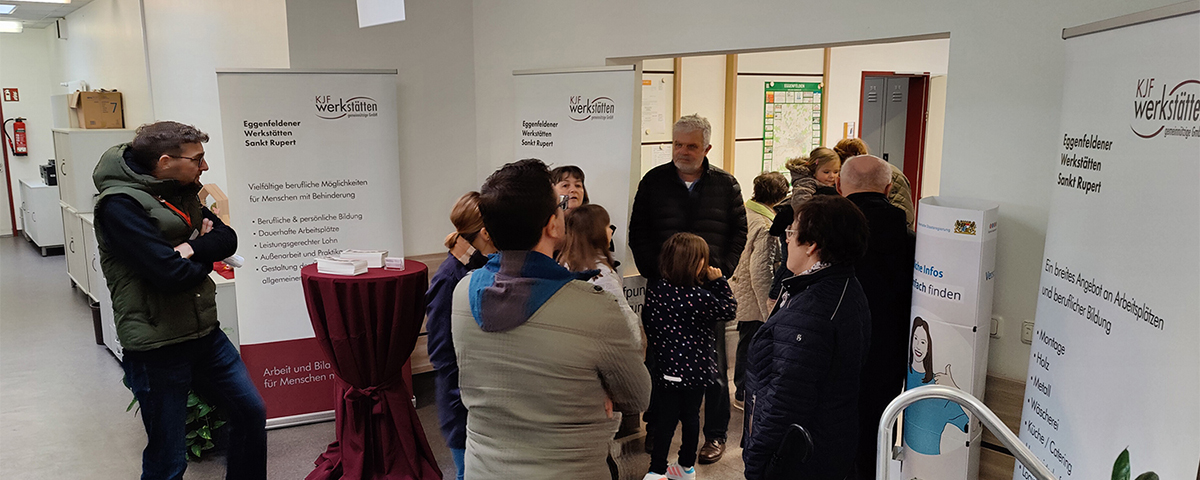 Besucher schauen sich die Werkstätte an