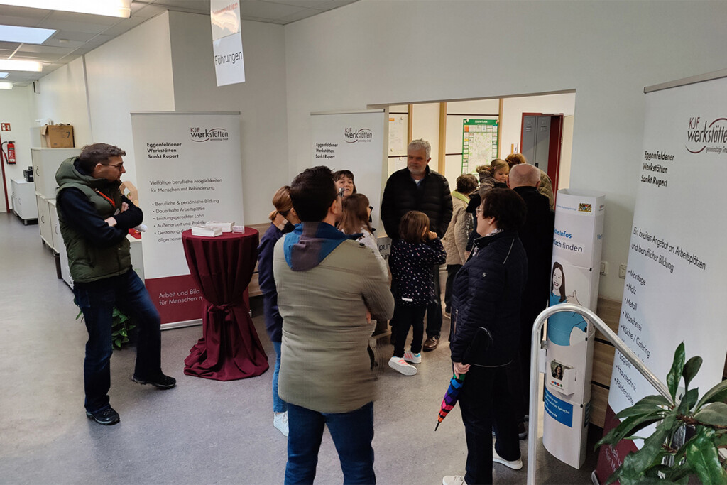 Besucher schauen sich die Werkstätte an