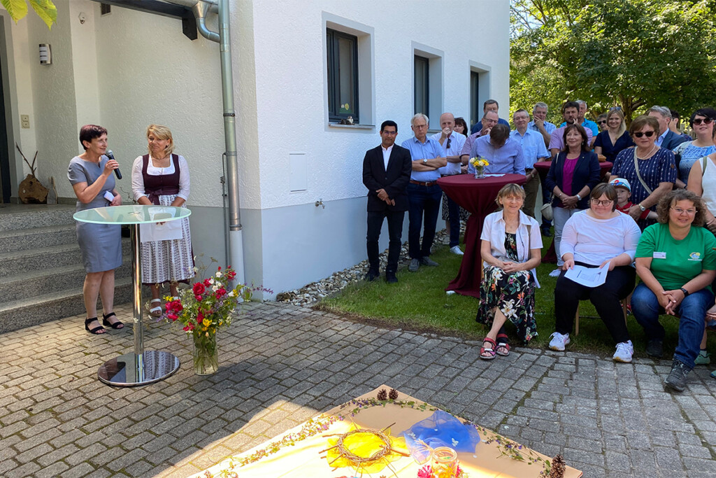 Evi Feldmeier, Geschäftsführerin der KJF Werkstätten, und Wiesents Bürgermeisterin Elisabeth Kerscher und die Gäste sind zusehen