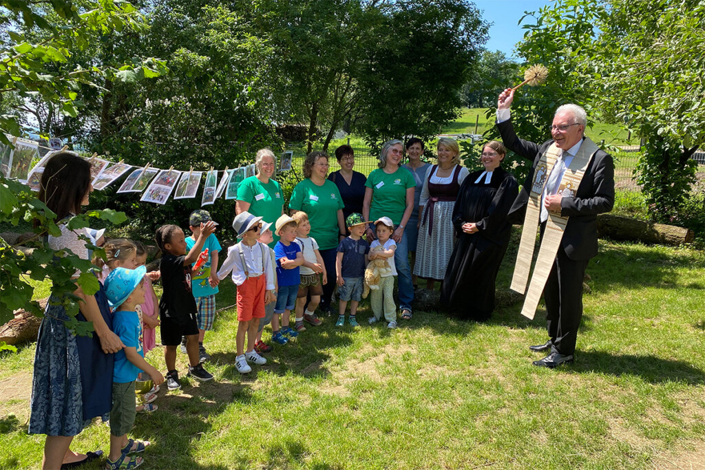 Pfarrer Johann Baier, Kinder und die Mitarbeiterinnen sind zusehen