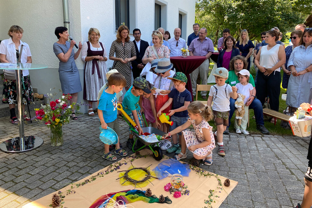 Kinder bekommen Spielzeug für den Sandkasten