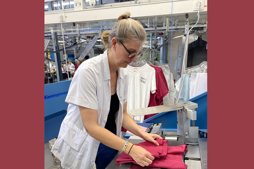 Silke Prößl, faltet die Wäsche zusammen