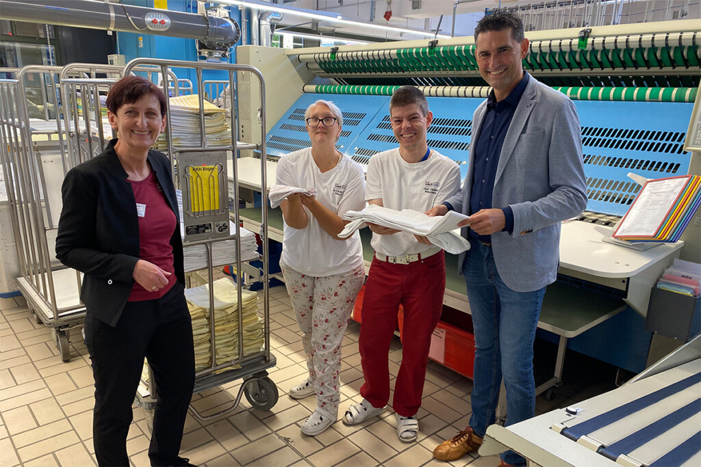 Bürgermeister Andreas Liebl und Geschäftsführerin Evi Feldmeier sind mit Mitarbeiter zusehen