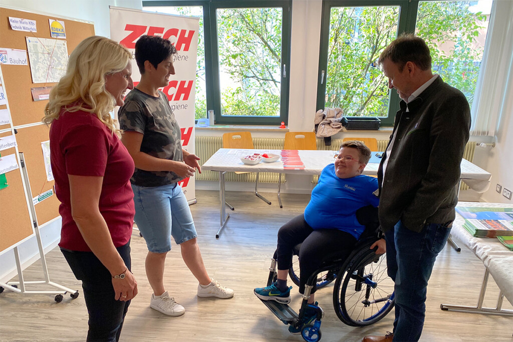 Besucher im Gespräch