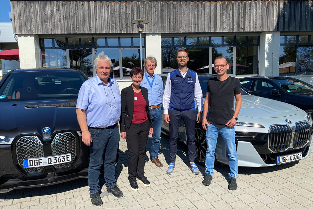 Mario Schreder von der BMW Group besucht die Bruder Konrad Werkstätte beim Tag der offenen Tür