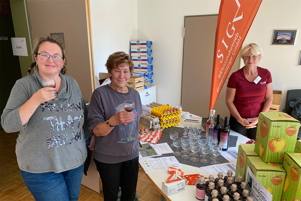 Besucher trinken den KJF-Wein