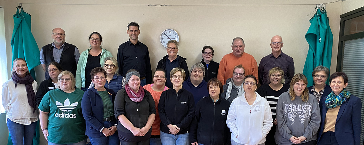 Gruppenfoto der Teilnehmer am Aktionstag Schichtwechsel am Standort Mitterfels