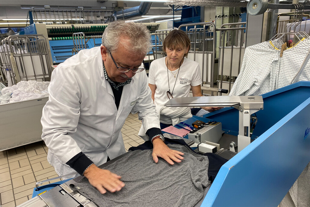 Landrat Josef Laumer  an der Faltmaschine