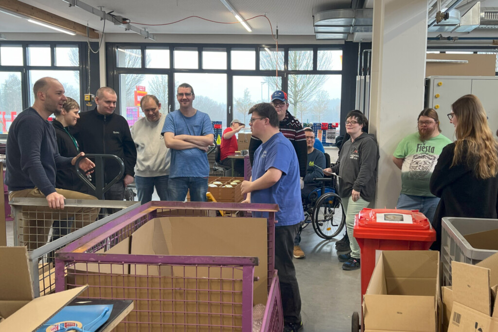 Helmut Muhr redet mit den Mitarbeiterinnen und Mitarbeiter in der Fragerunde