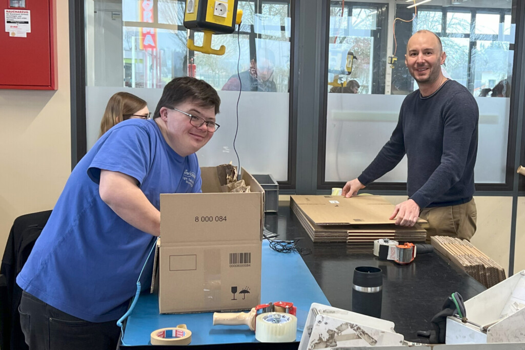 Helmut Muhr mit einem Mitarbeiter in der Montage