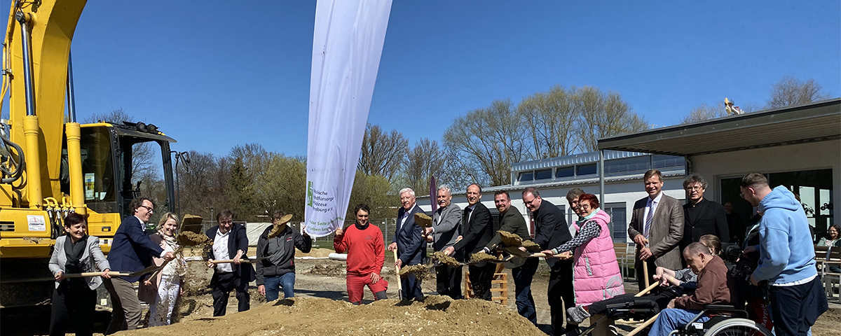 Die Ehrengäste und Mitarbeiter beim Spatenstich auf der Baustelle