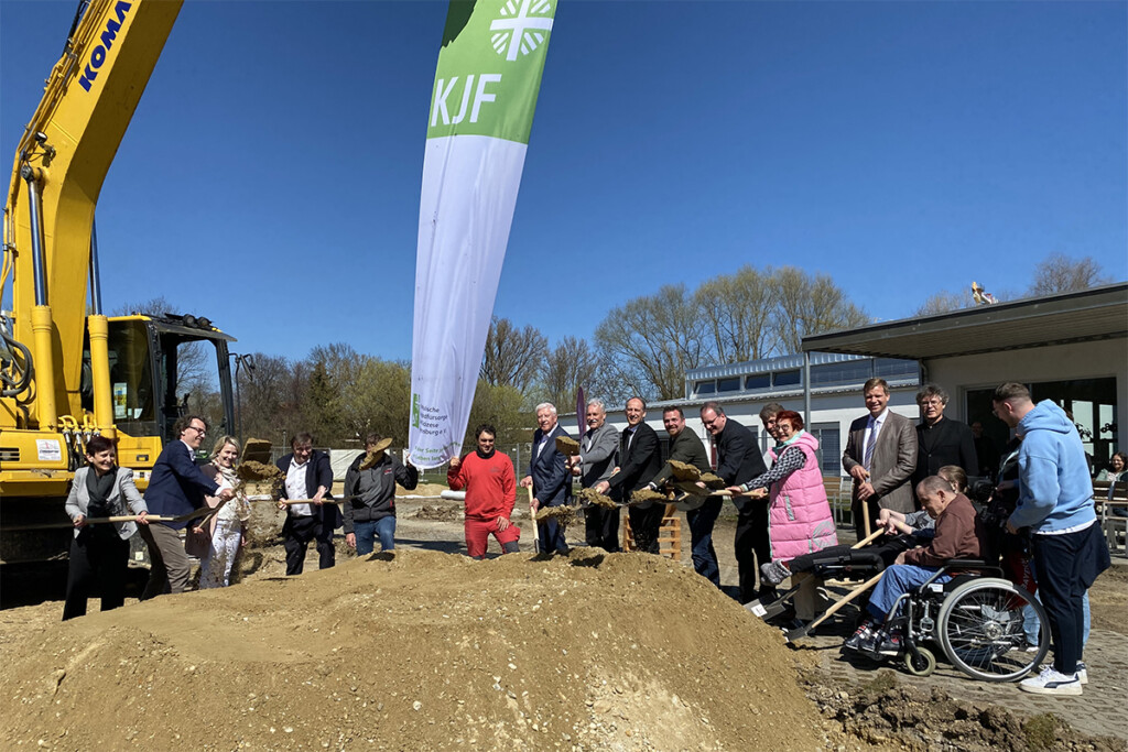 Die Ehrengäste und Mitarbeiter beim Spatenstich auf der Baustelle