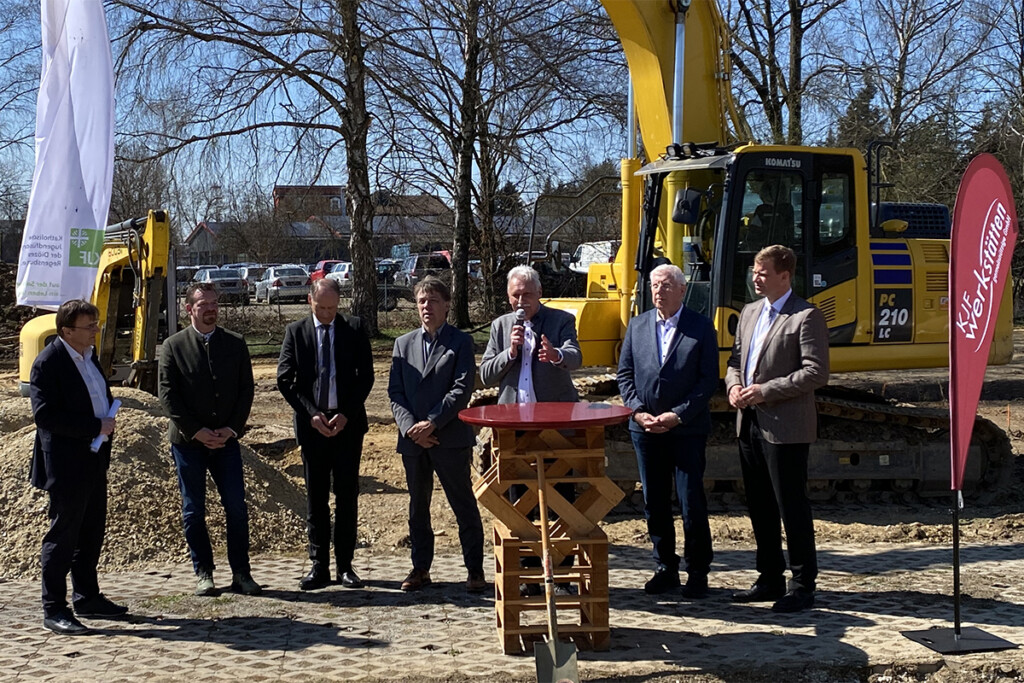 Die Ehrengäste in einer Diskussionsrunde auf der Baustelle