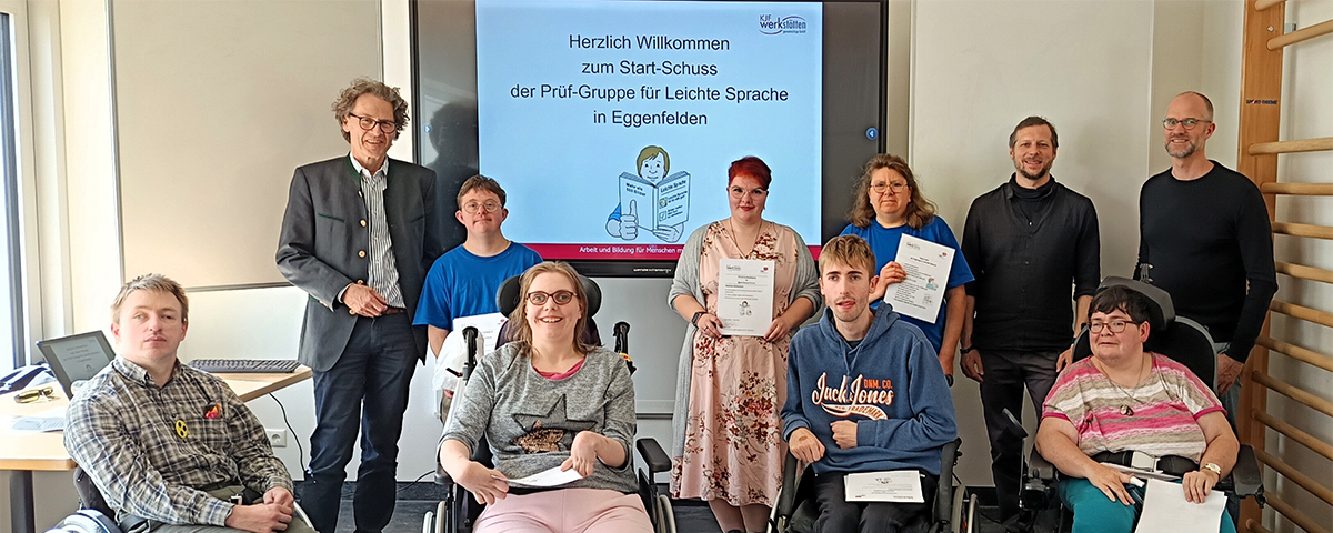 Ein Gruppenfoto der Prüfgruppe für Leichte Sprache in Eggenfelden