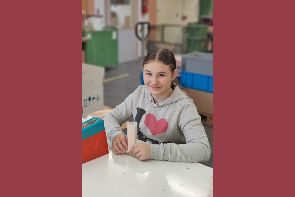 Ein Mädchen an einem Arbeitsplatz