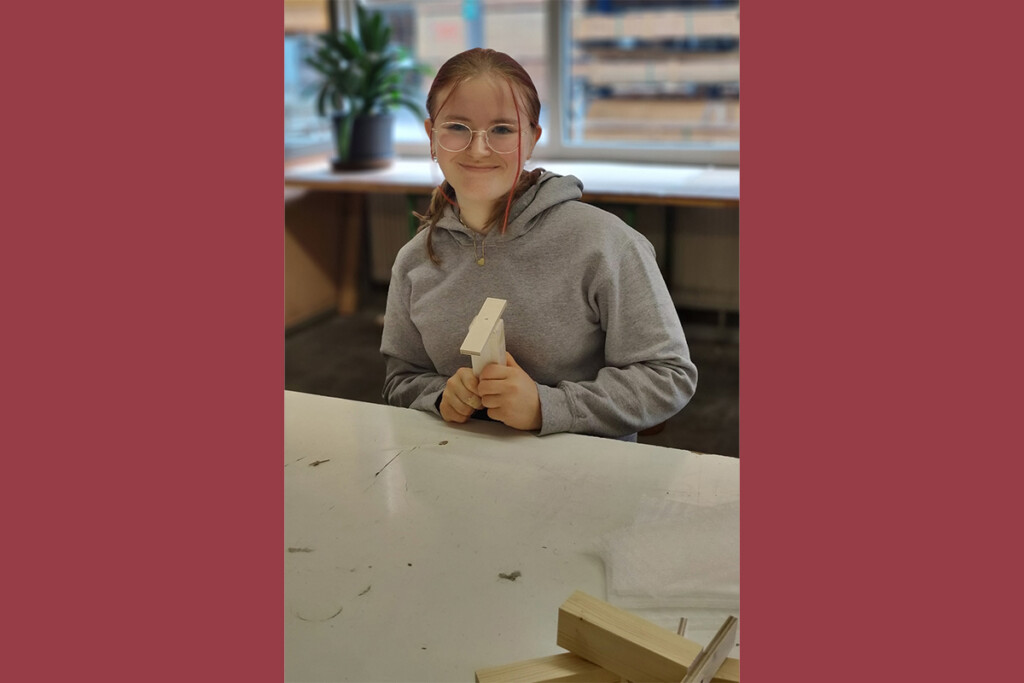 Ein anderes Mädchen an einem Arbeitsplatz