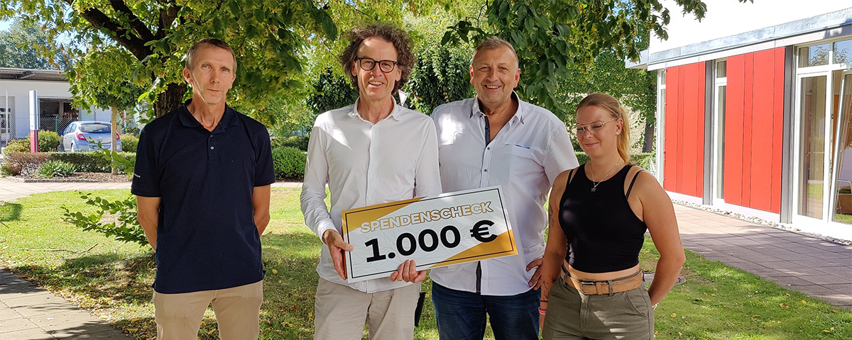 Gruppenfoto mit Spendenschenk