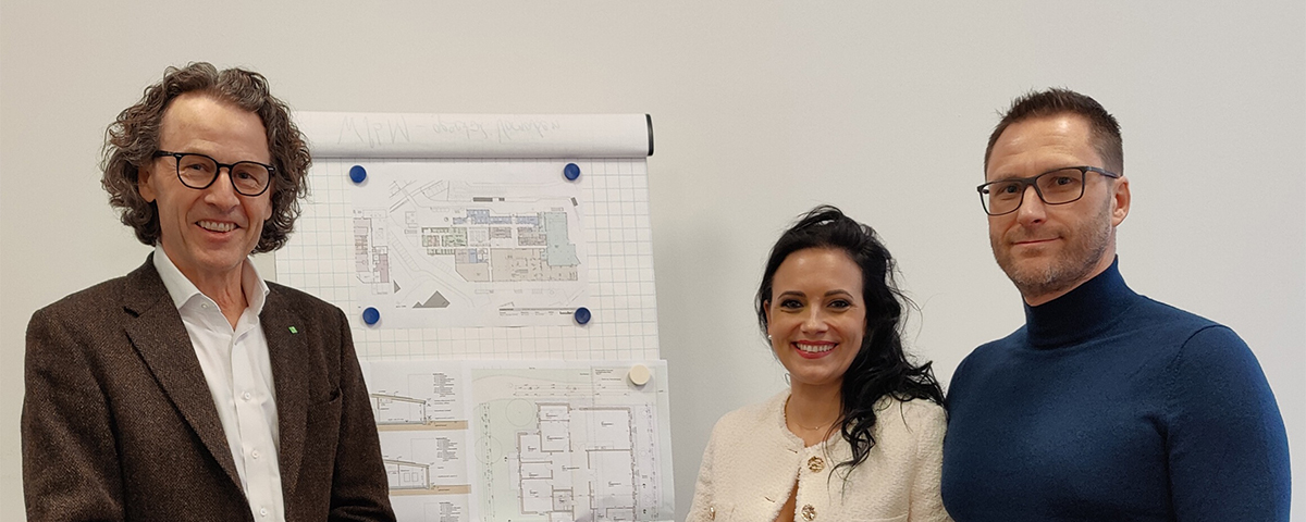 Firma Ottmar Heckl überreicht Bürostuhl mit roter Schleife.