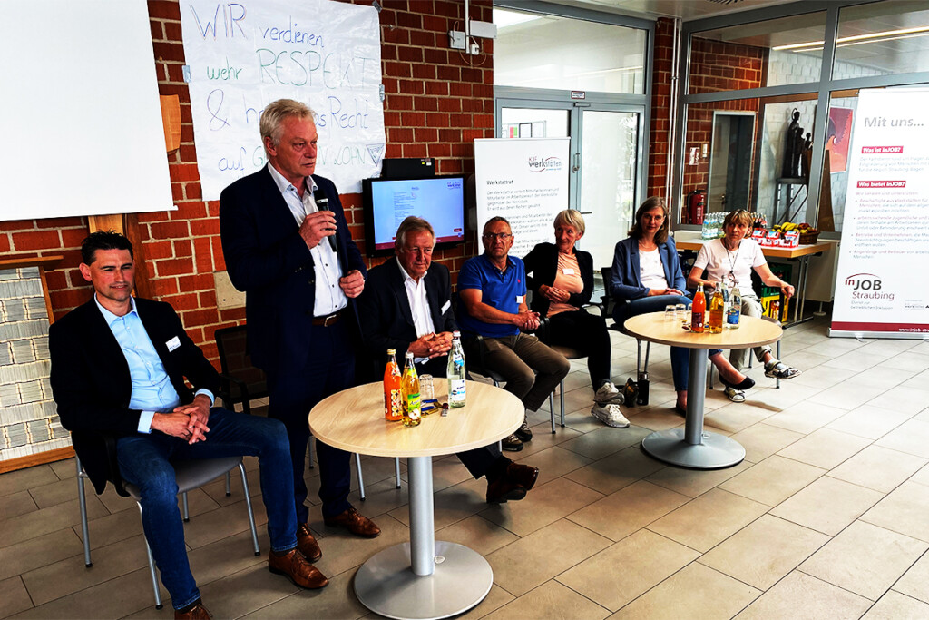 Bundestagsabgeordneter Alois Rainer und die anderen Politikerinnen und Politiker stellten sich den Fragen der Werkstattbeschäftigten.