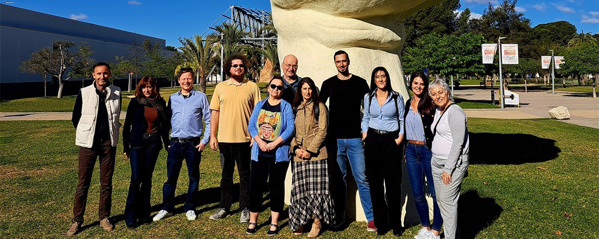 Gruppenfoto des Projektteams PaViVET vor spanischer Skulptur