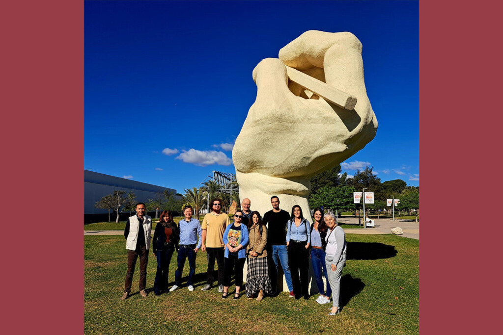 Gruppenfoto des Projektteams PaViVET vor spanischer Skulptur