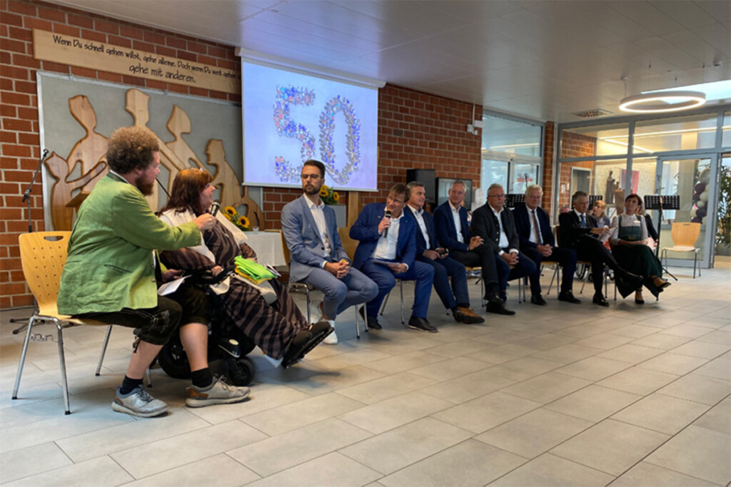 Die Teilnehmerinnen und Teilnehmer bei der Podiumsdiskussion 