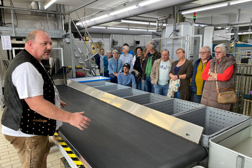 Besucherinnen und Besucher lassen sich was erklären