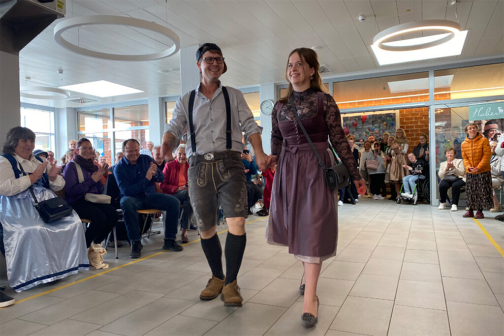 Zwei Models laufen durch die Podiumsdiskussion